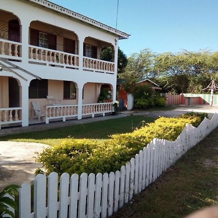 Blossom Bed And Breakfast Treasure Beach Exterior foto