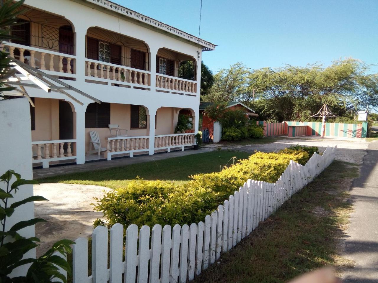 Blossom Bed And Breakfast Treasure Beach Exterior foto